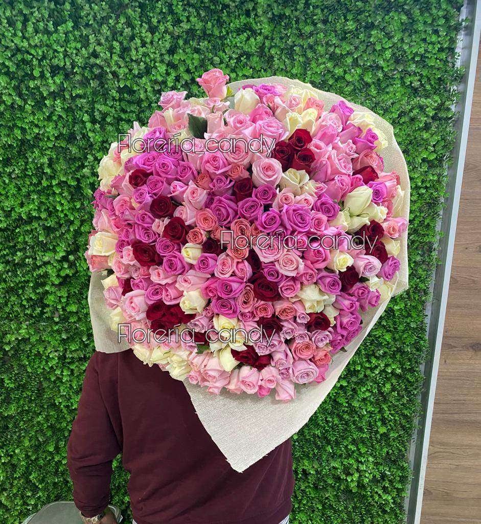 RAMO COMBINADO DE 300 ROSAS