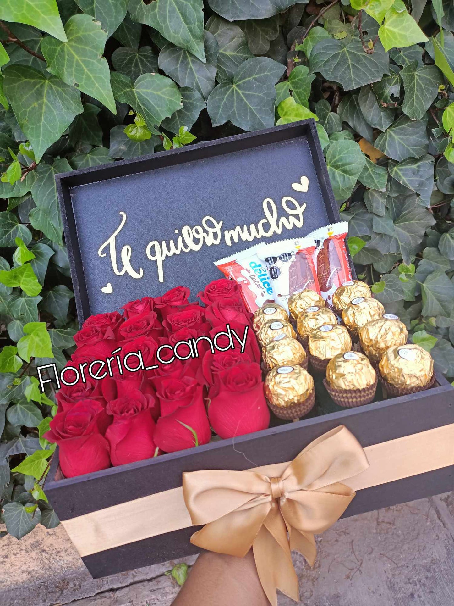 CAJA DE ROSAS CON CHOCOLATES