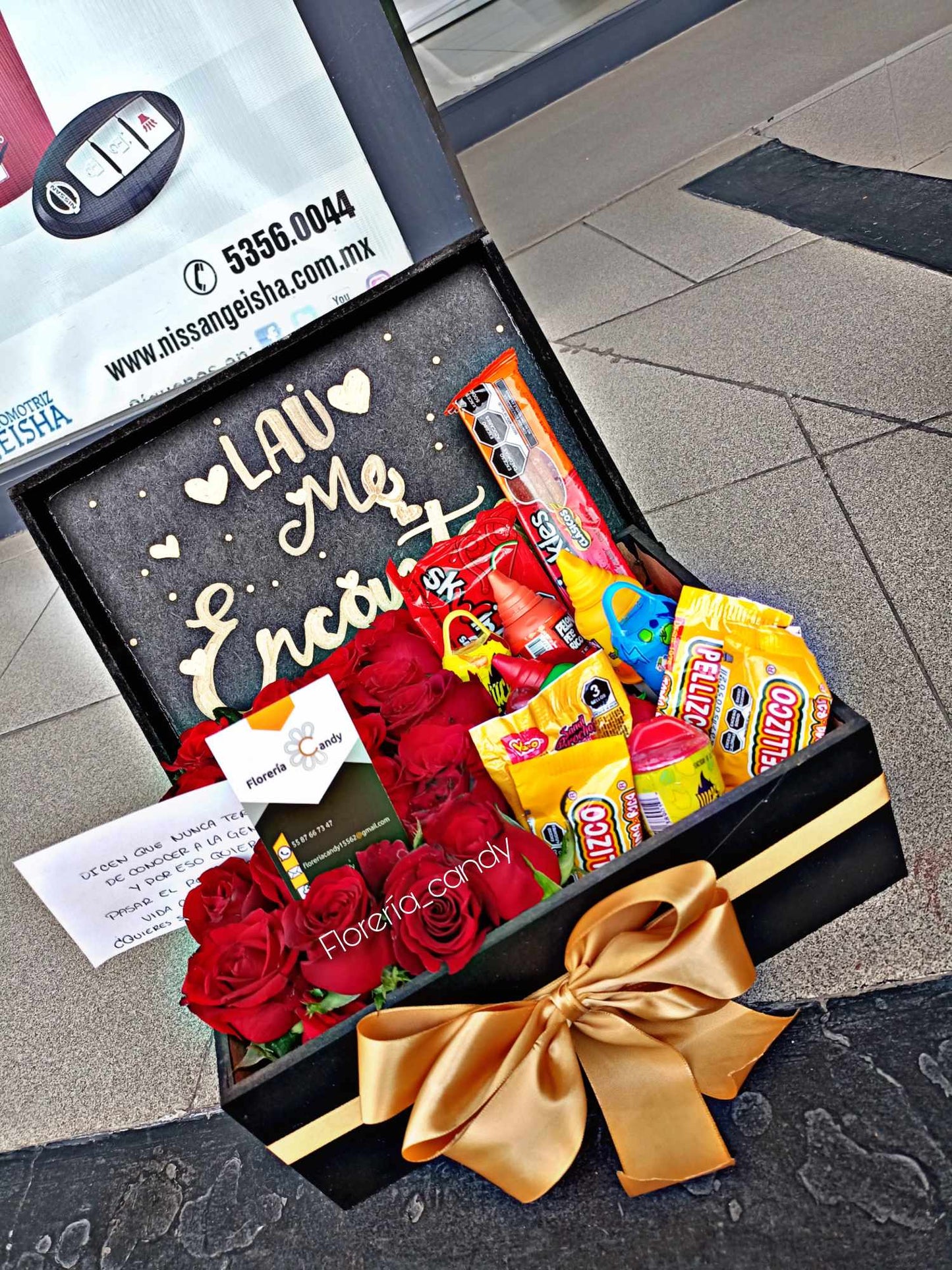 CAJA DE ROSAS CON CHOCOLATES