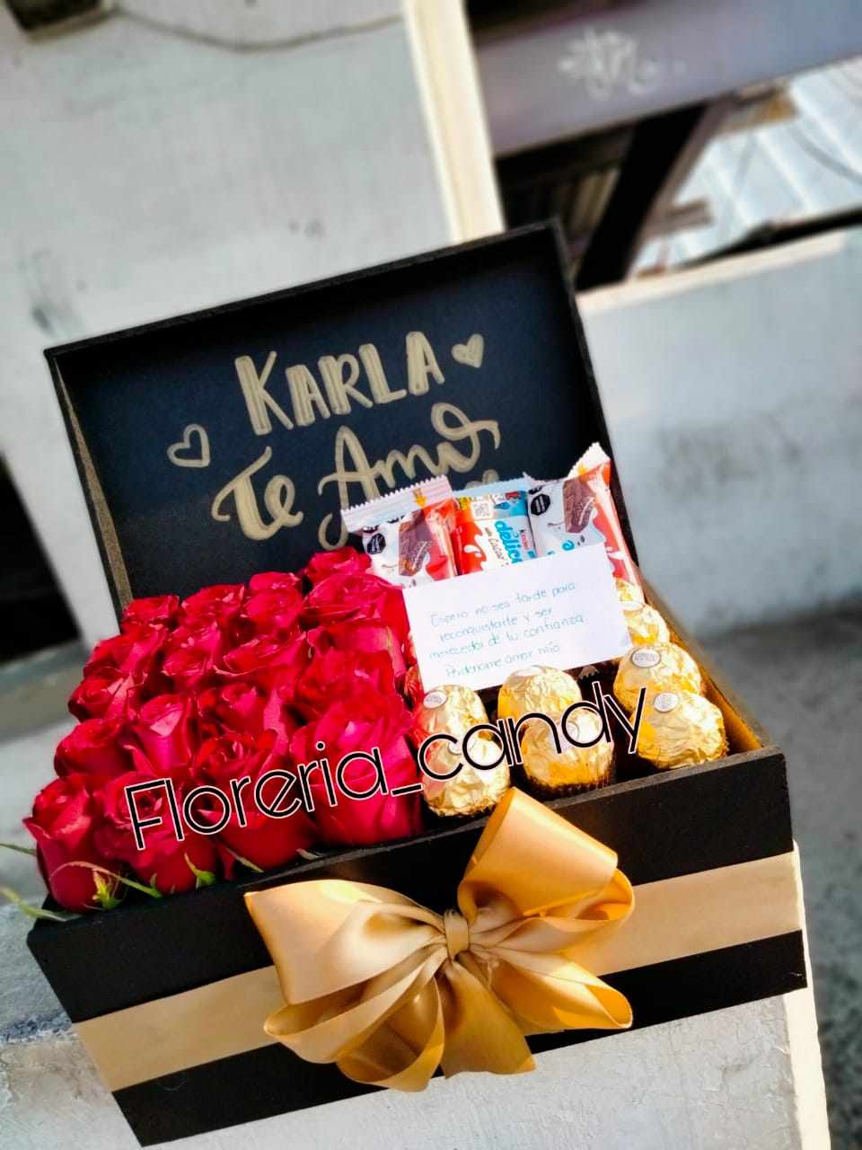 CAJA DE ROSAS CON CHOCOLATES